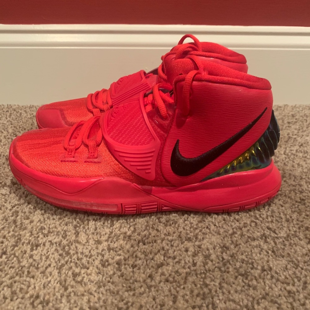 Red Kyrie 6 - sz 6.5Y